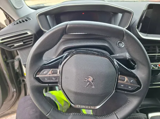 Picture of PEUGEOT 2008 PureTech 130 1,2 Platin Sport